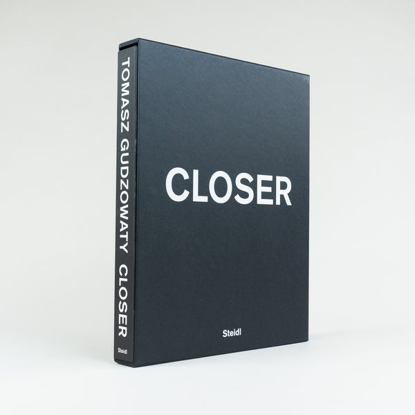 Tomasz Gudzowaty 『Closer』Stidle Closer - Charcoal Book Club